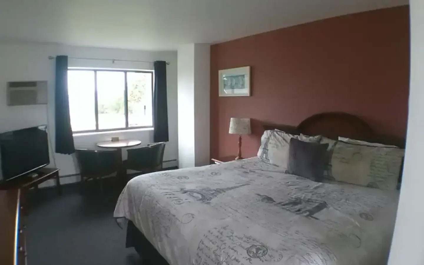 King Bed Lake View room at Crystal Lake Resort