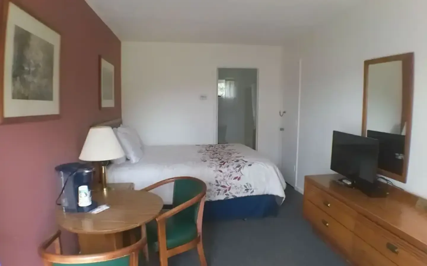 Queen bed standard room