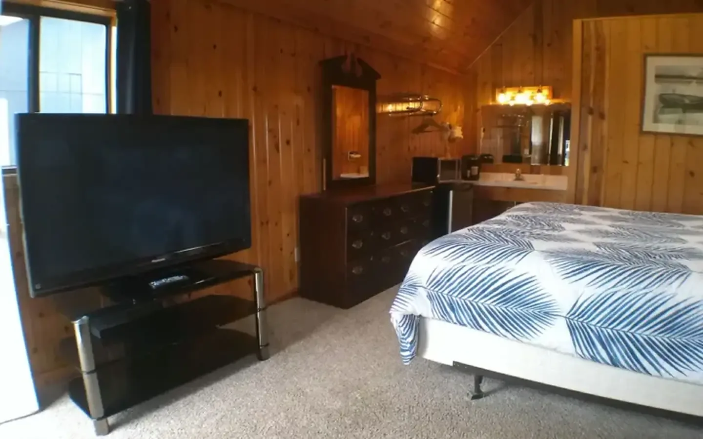 Cottage 6 — king bedroom